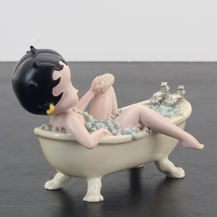 Betty Boop taking a bath figurine _back right - Demons & Merveilles Betty Boop taking a bath figurine _back right