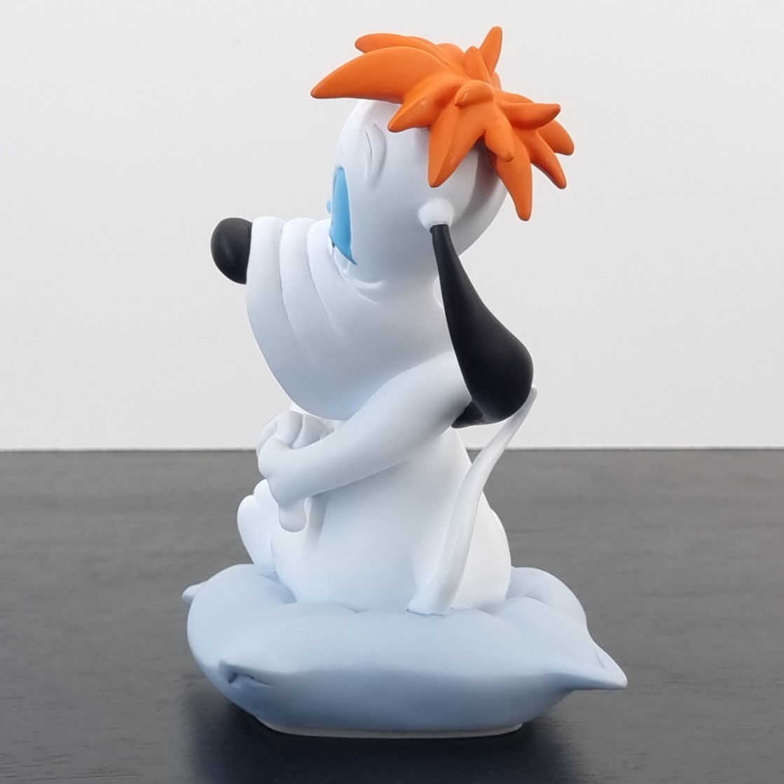 Droopy on a blue pillow figurine _left - Demons & Merveilles Droopy on a blue pillow figurine _left
