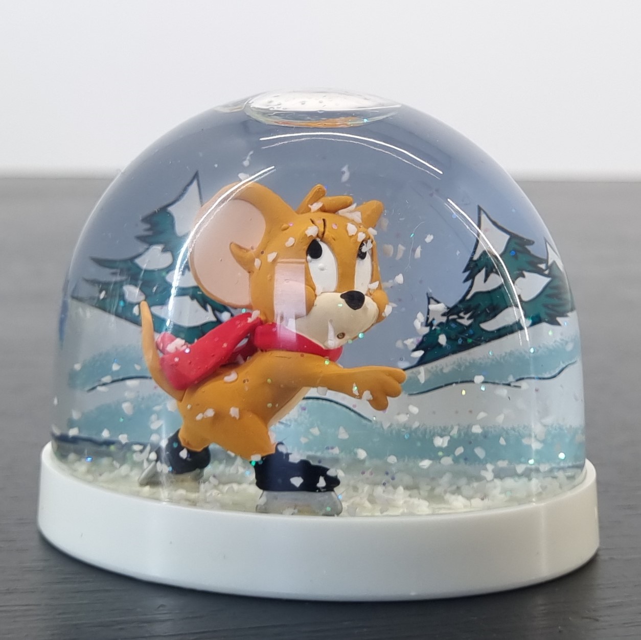 Jerry the mouse ice skating snowglobe _left front - Demons & Merveilles Jerry the mouse ice skating snowglobe _left front