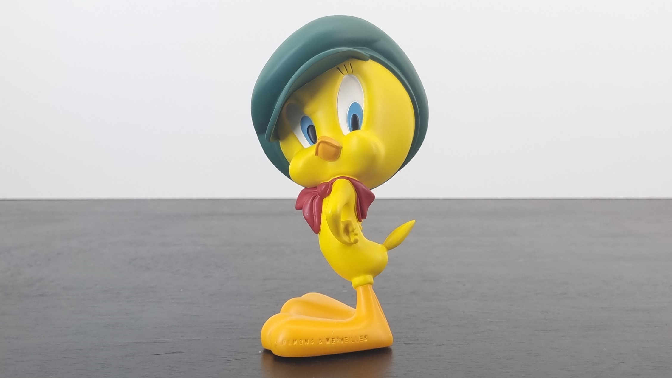 Tweety-Bird-Paris-figurine-_X.jpg