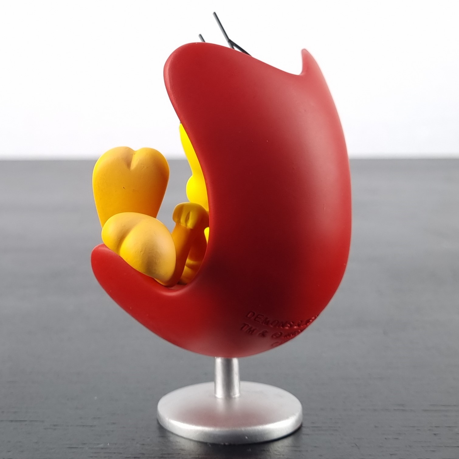 Tweety Bird sitting in a red chair figurine _left back - Demons & Merveilles Tweety Bird sitting in a red chair figurine _left back