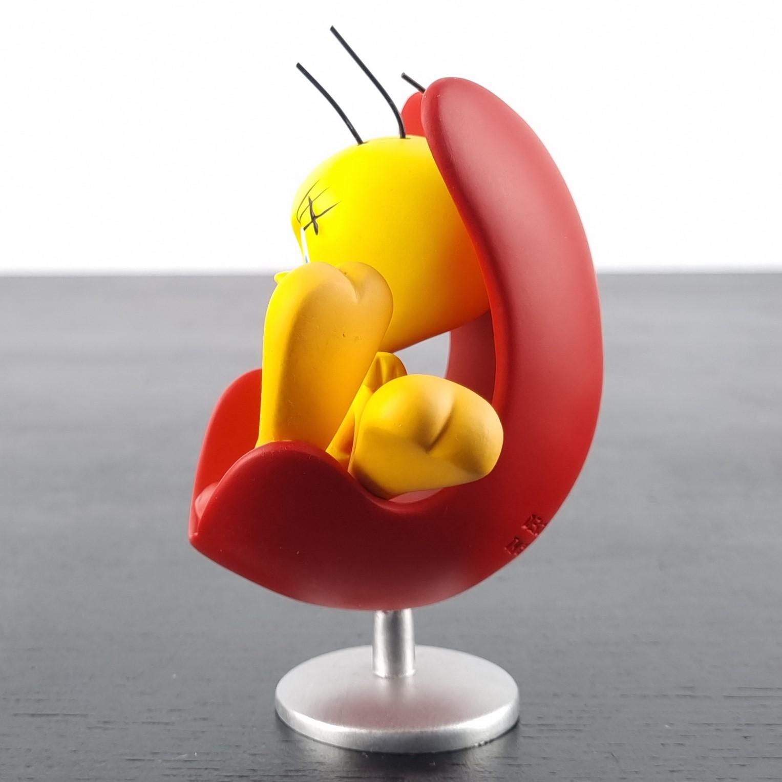 Tweety Bird sitting in a red chair figurine _left - Demons & Merveilles Tweety Bird sitting in a red chair figurine _left