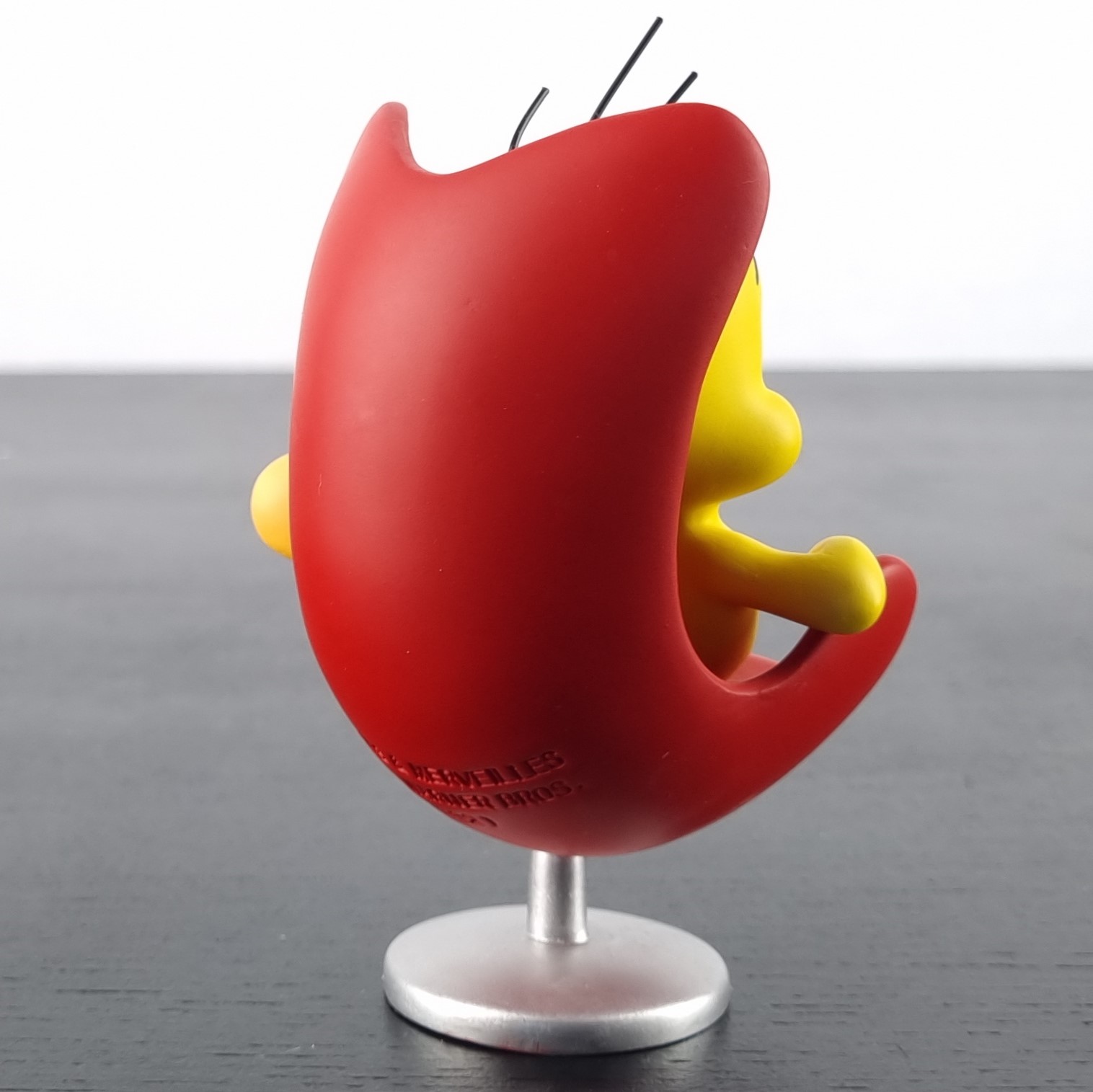 Tweety Bird sitting in a red chair figurine _right back - Demons & Merveilles Tweety Bird sitting in a red chair figurine _right back
