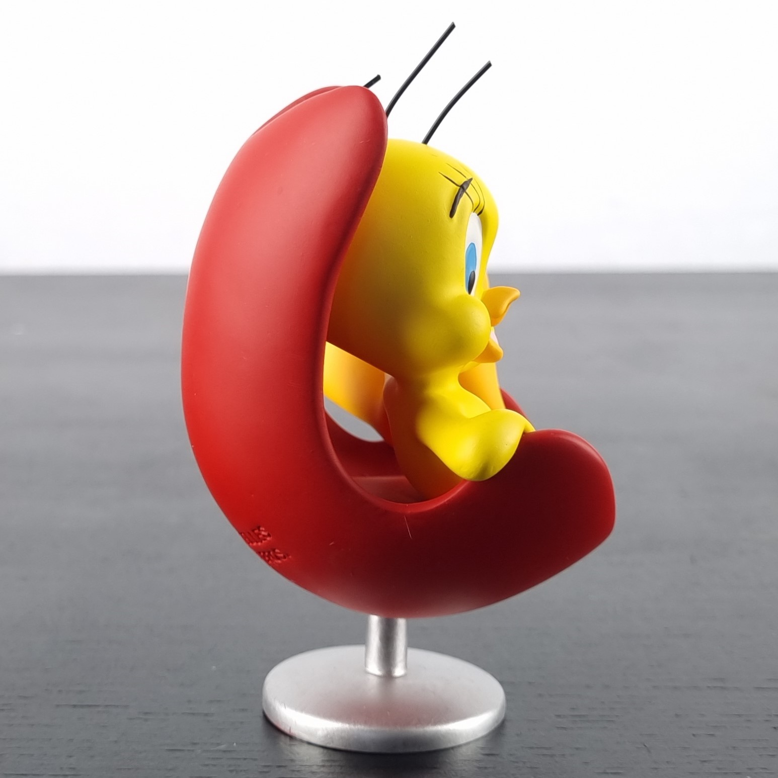 Tweety Bird sitting in a red chair figurine _right - Demons & Merveilles Tweety Bird sitting in a red chair figurine _right