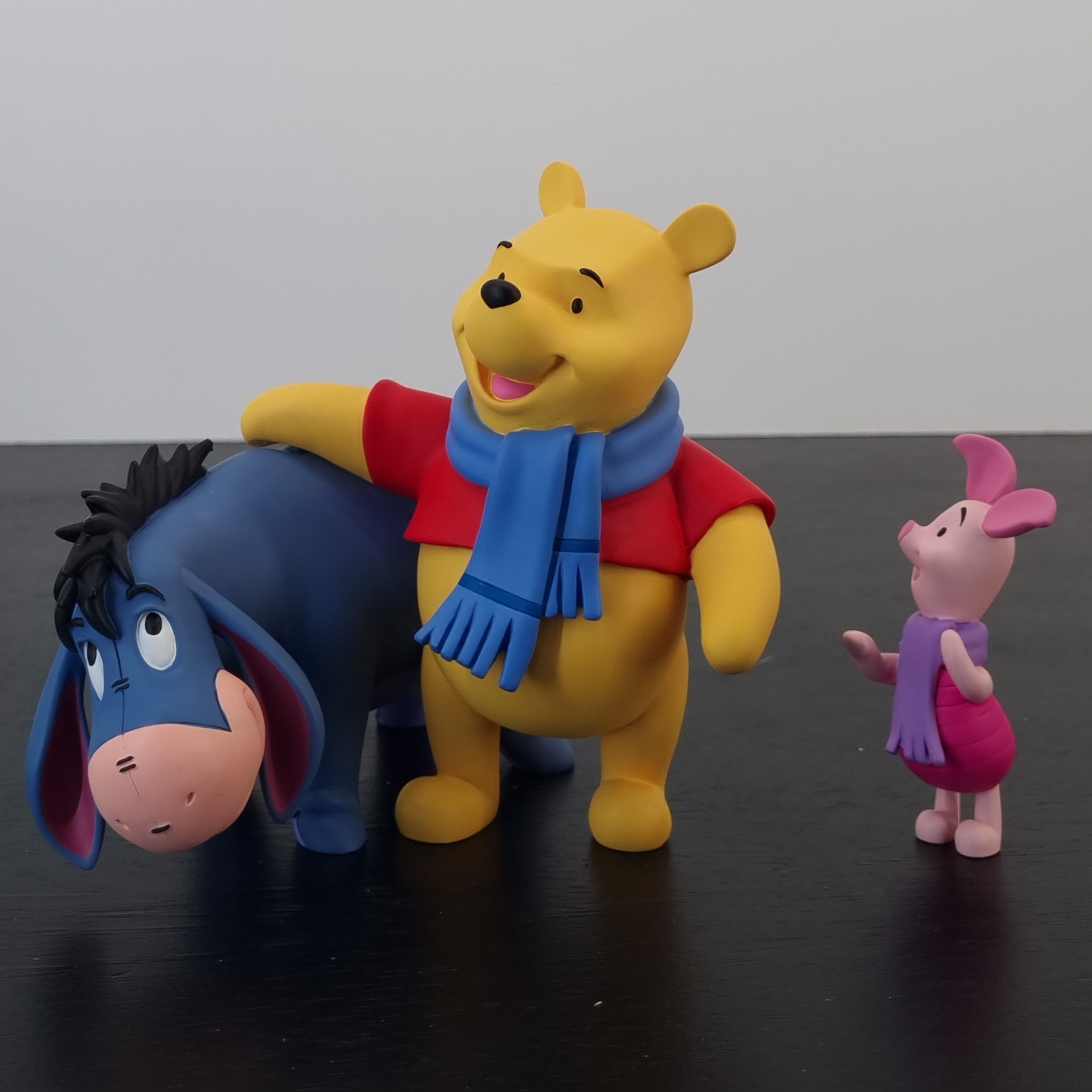 Winnie the Pooh Eeyore and Piglet figurine _left front - Demons & Merveilles Winnie the Pooh Eeyore and Piglet figurine _left front