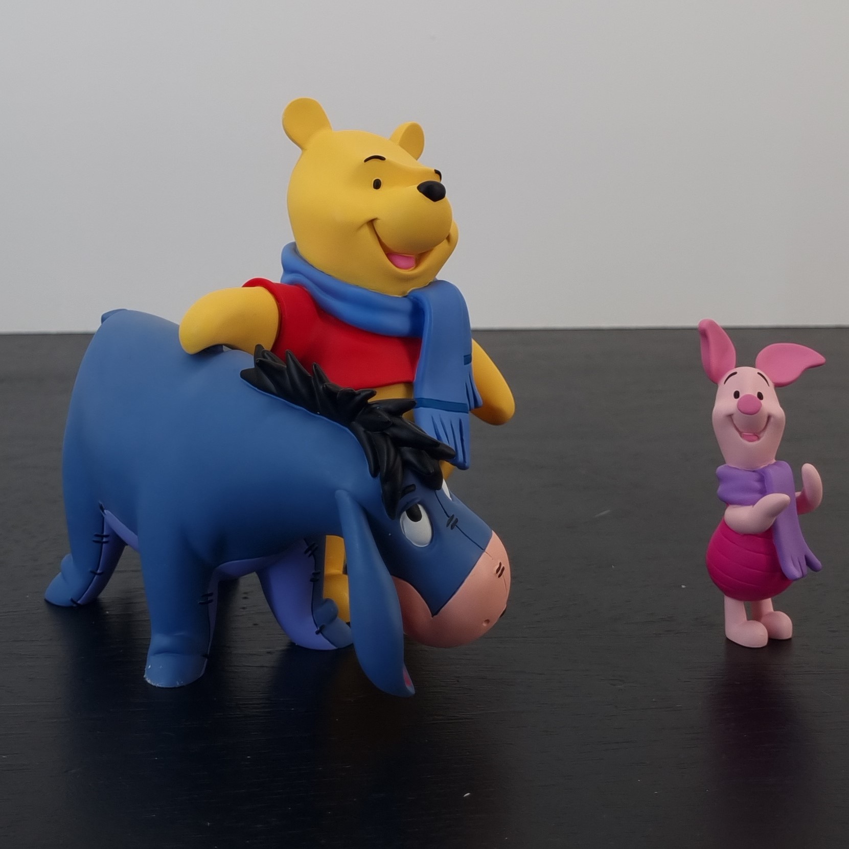 Winnie the Pooh Eeyore and Piglet figurine _right front - Demons & Merveilles Winnie the Pooh Eeyore and Piglet figurine _right front