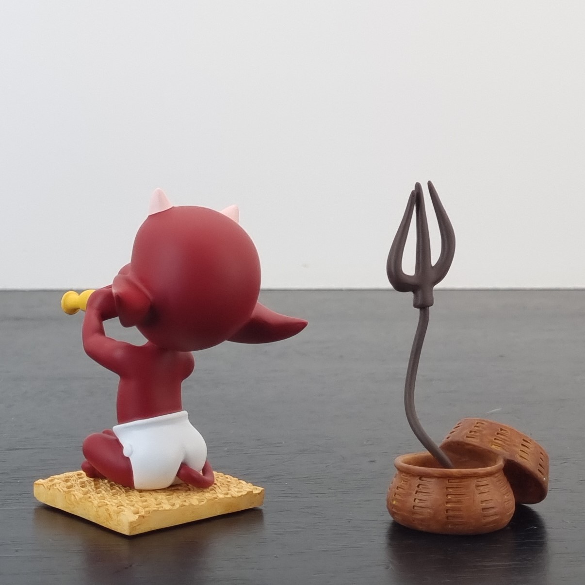 Hot Stuff figurine - Charmeur _left back - Demons & Merveilles Hot Stuff figurine - Charmeur _left back