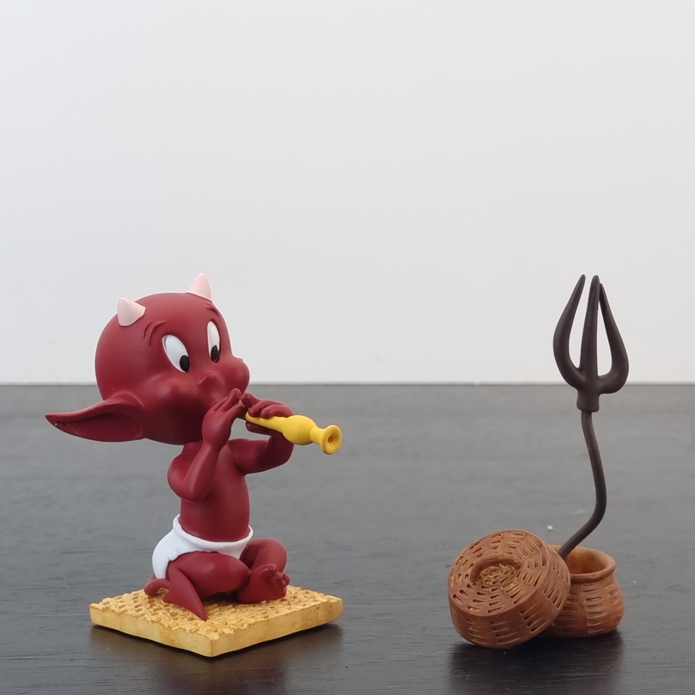 Hot Stuff figurine - Charmeur _right front - Demons & Merveilles Hot Stuff figurine - Charmeur _right front