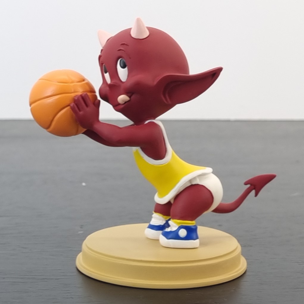 Hot Stuff playing basketball figurine _left - Demons & Merveilles Hot Stuff playing basketball figurine _left