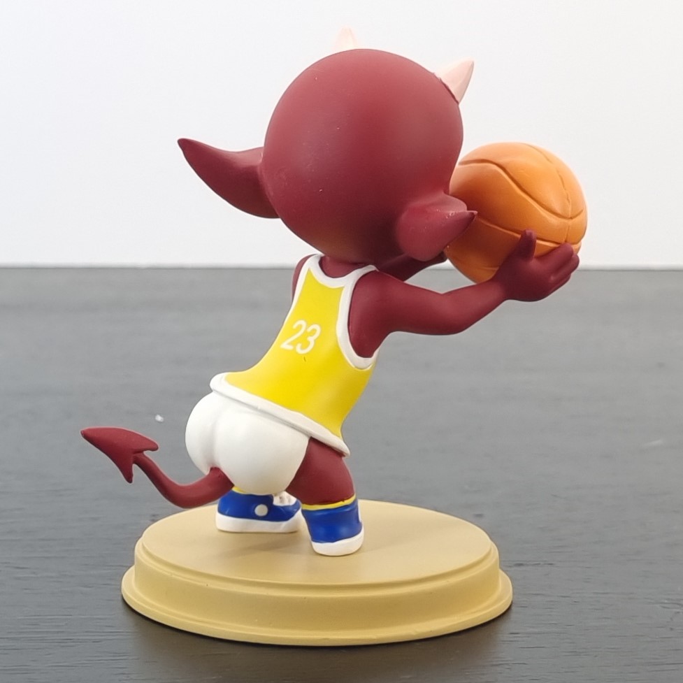 Hot Stuff playing basketball figurine _right back - Demons & Merveilles Hot Stuff playing basketball figurine _right back