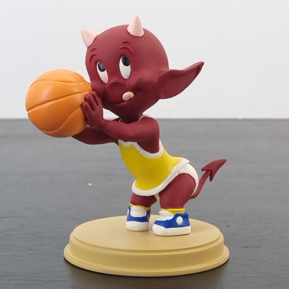 Hot Stuff playing basketball figurine - Demons & Merveilles Hot Stuff playing basketball figurine