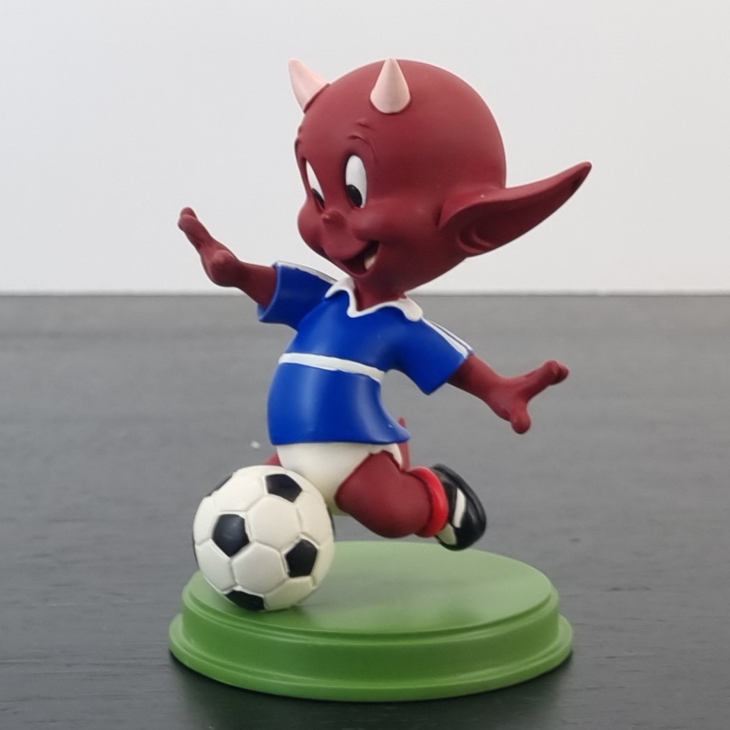 Hot Stuff playing soccer figurine - Demons & Merveilles Hot Stuff playing soccer figurine
