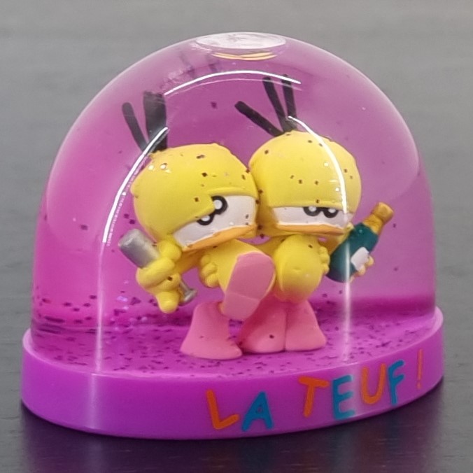 Le Piaf snowglobe - La Teuf _right front - Demons & Merveilles Le Piaf snowglobe - La Teuf _right front