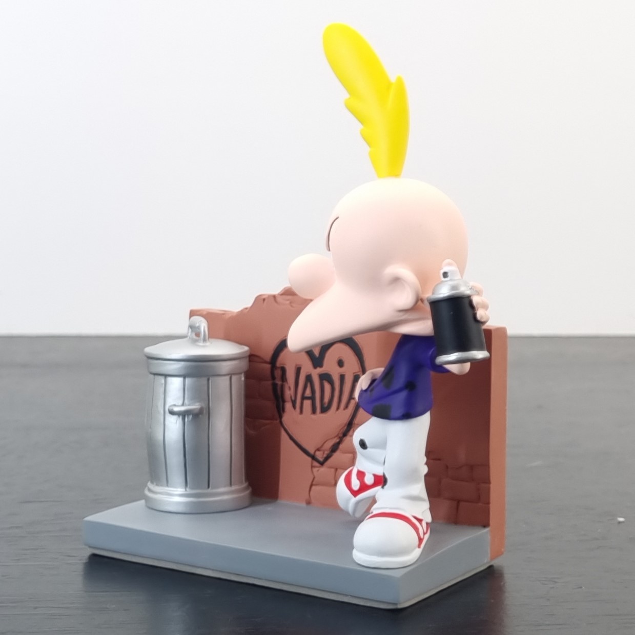 Titeuf tagger figurine _left front - Demons & Merveilles Titeuf tagger figurine _left front