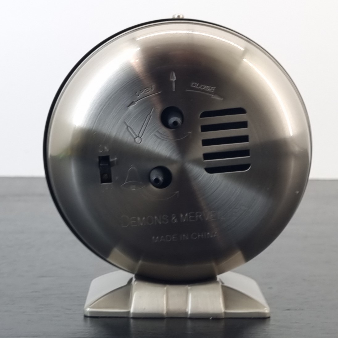 Woody Woodpecker alarm clock _back - Demons & Merveilles Woody Woodpecker alarm clock _back