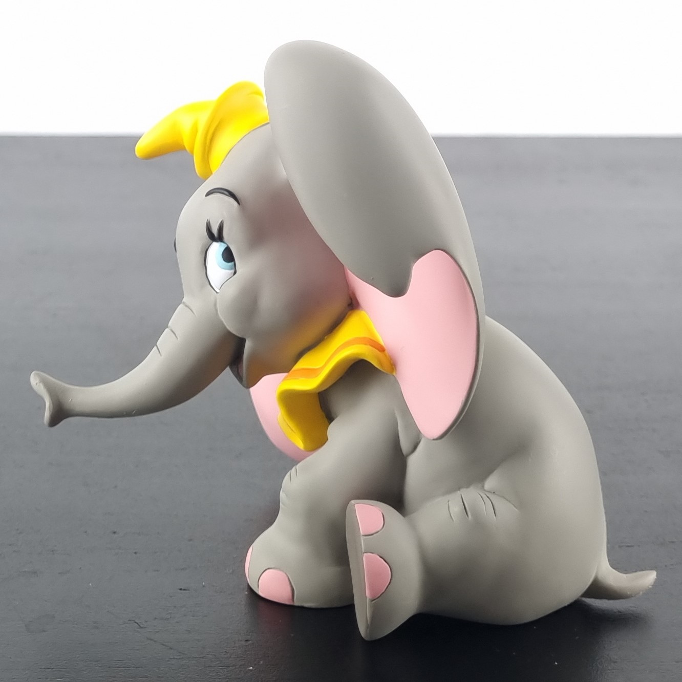 Dumbo figurine _left front - Demons & Merveilles Dumbo figurine _left front