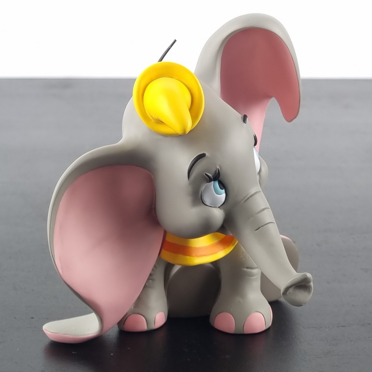 Dumbo figurine _right front - Demons & Merveilles Dumbo figurine _right front