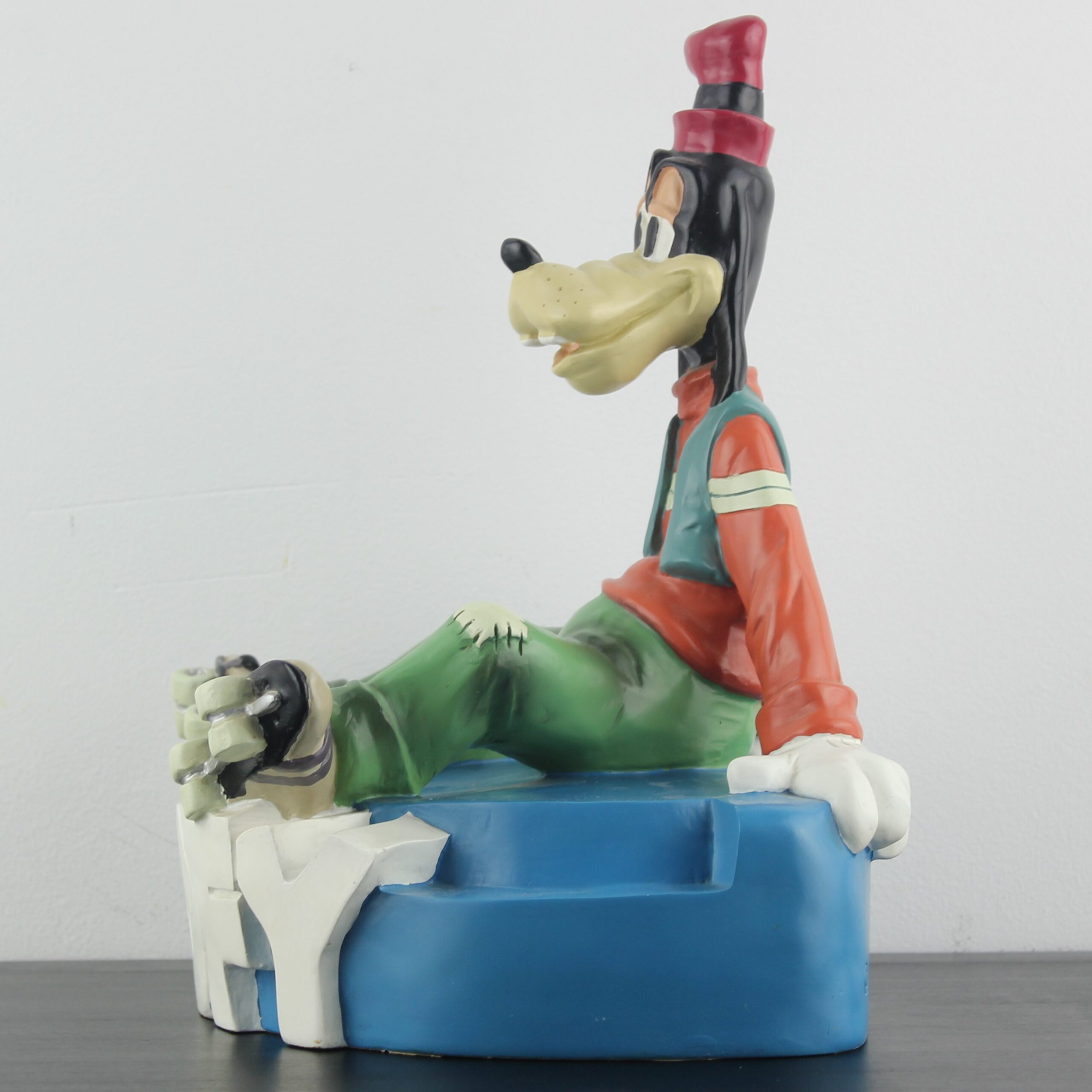 Goofy statue _left