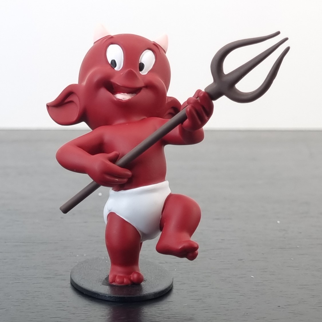 Hot Stuff playing the pitchfork figurine _front - Demons & Merveilles Hot Stuff playing the pitchfork figurine _front