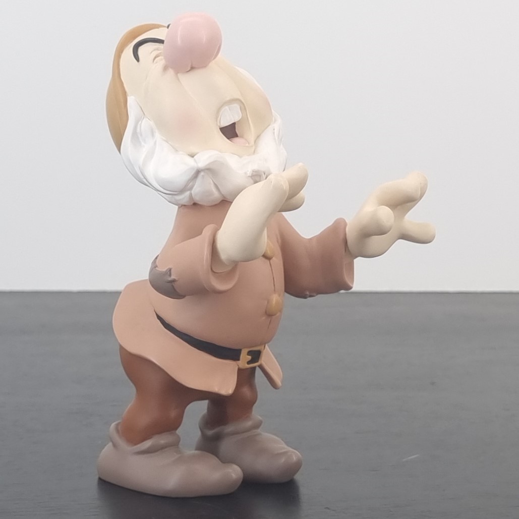 Sneezy figurine _right front - Demons & Merveilles Sneezy figurine _right front