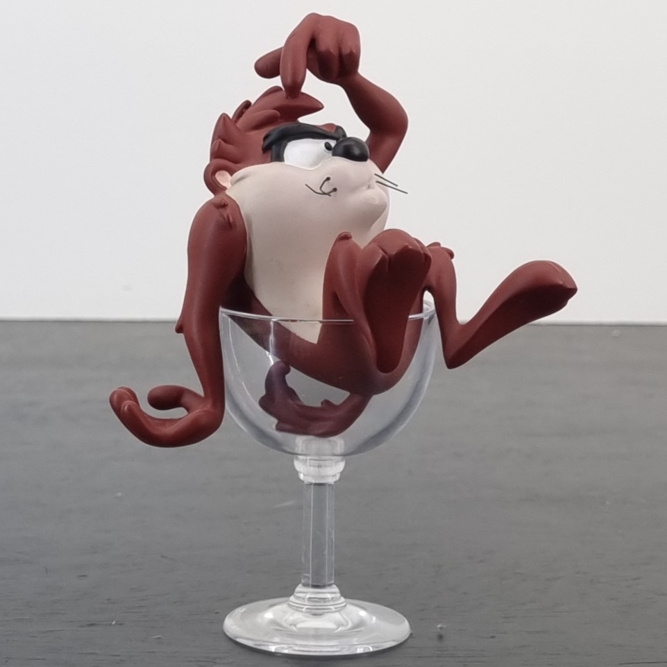 Tasmanian Devil in a glass figurine _right front - Demons & Merveilles Tasmanian Devil in a glass figurine _right front