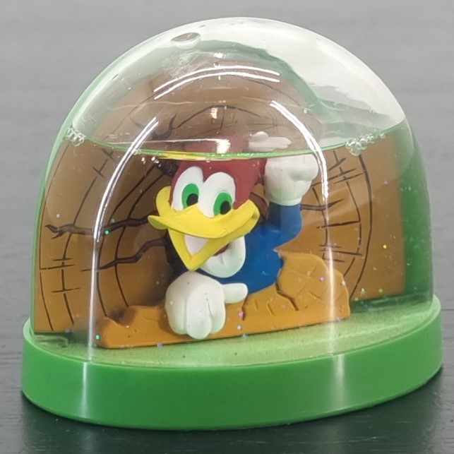 Woody Woodpecker snowglobe _right front - Demons & Merveilles Woody Woodpecker snowglobe _right front