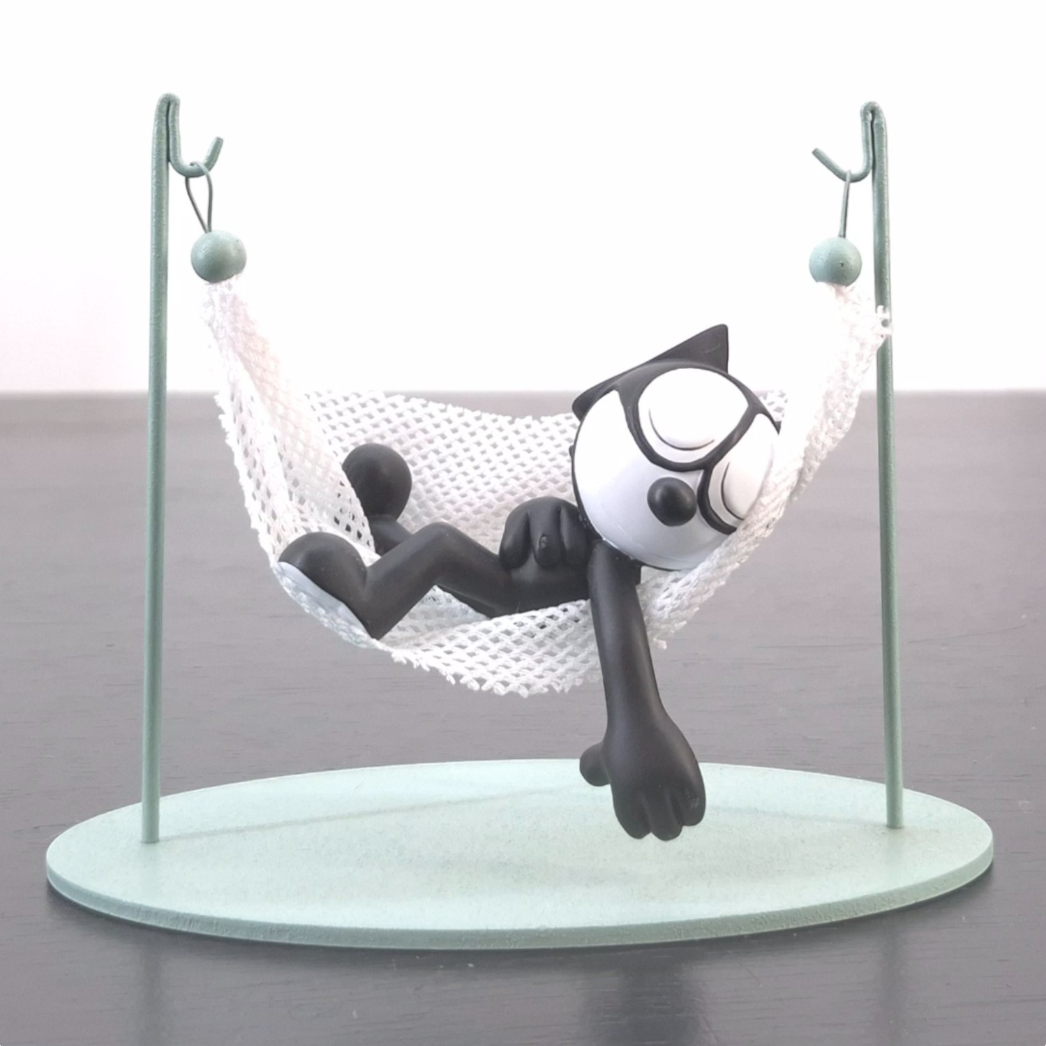 Felix the Cat in a Hammock Figurine - Demons and Merveilles - Demons & Merveilles Felix the Cat in a Hammock Figurine - Demons and Merveilles
