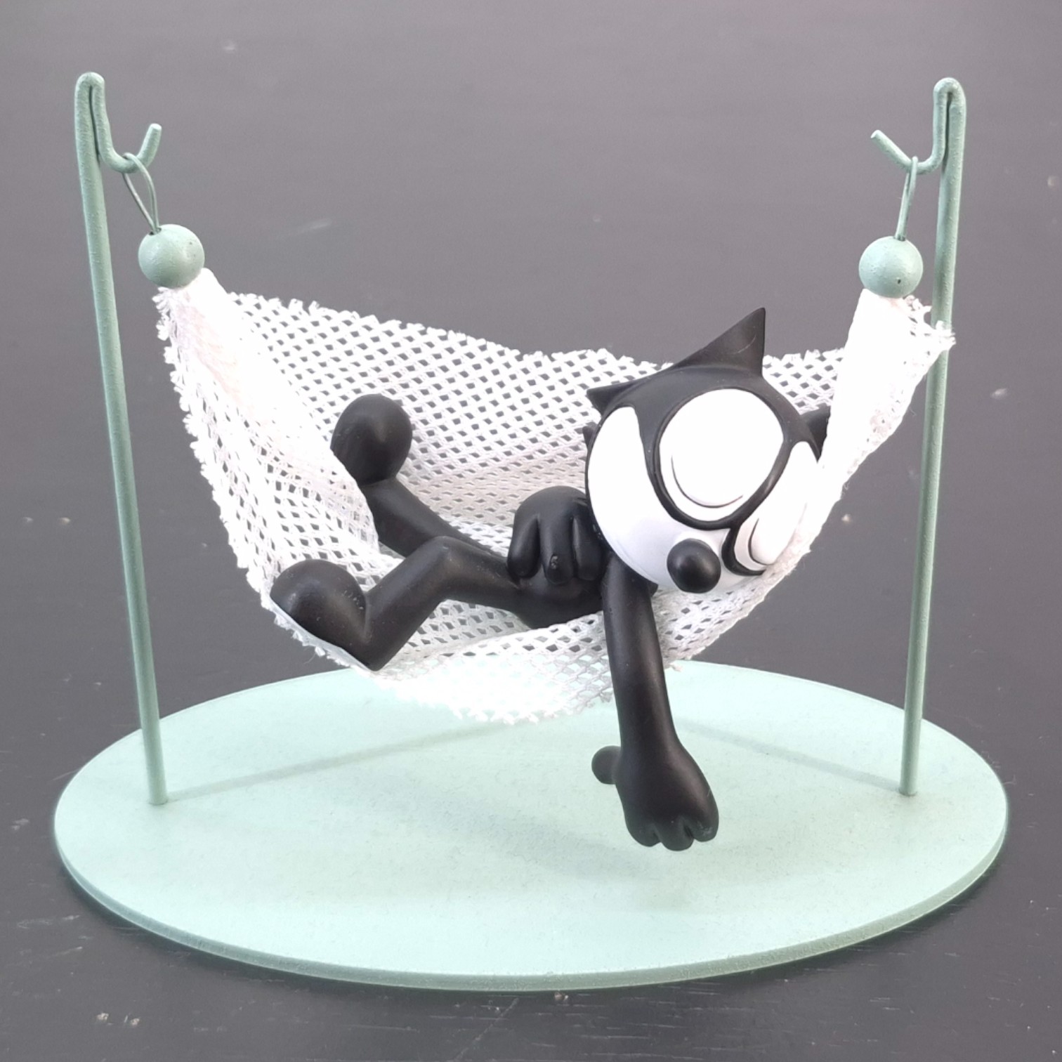 Felix the Cat in a Hammock Figurine - Demons & Merveilles Felix the Cat in a Hammock Figurine