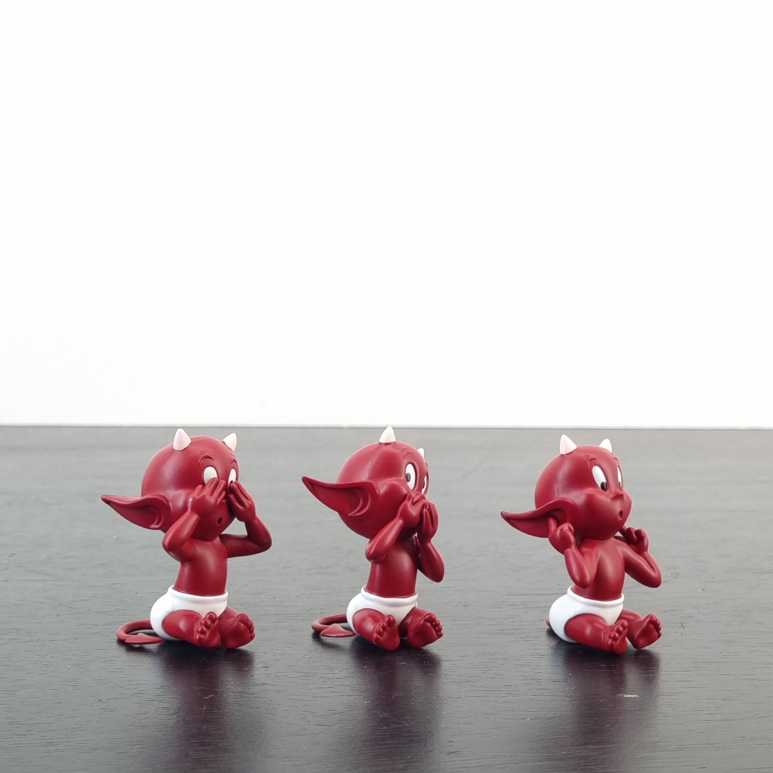 Hot Stuff figurine set Hear no Evil See no Evil Speak no Evil _right front - Demons & Merveilles Hot Stuff figurine set Hear no Evil See no Evil Speak no Evil _right front