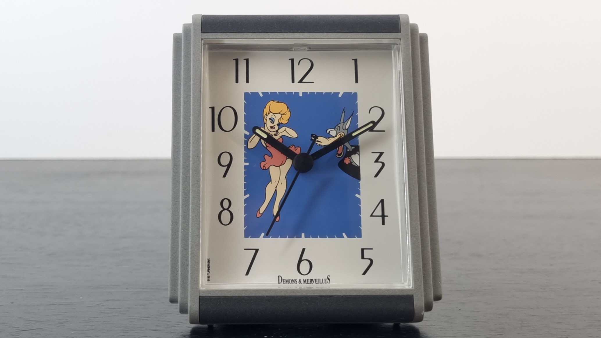 Red-and-Wolf-alarm-clock-Tex-