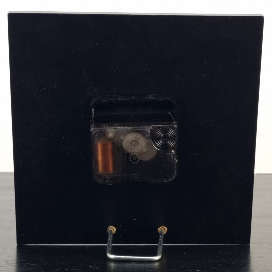 Red and Wolf clock - Red on stage _back - Demons & Merveilles Red and Wolf clock - Red on stage _back