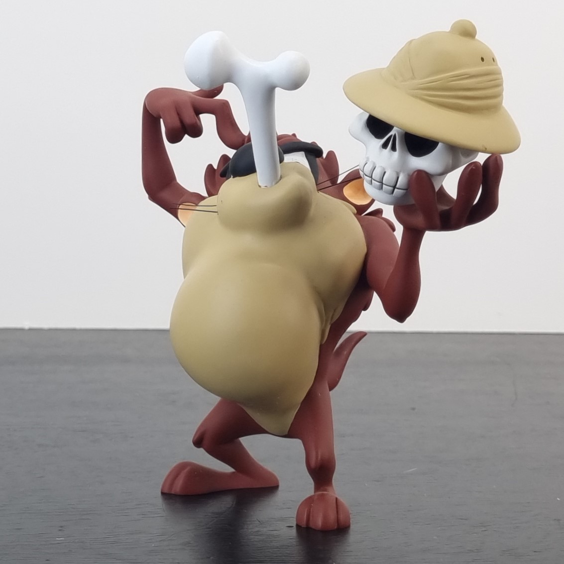 Tasmanian Devil to eat or not to eat figurine _left front - Demons & Merveilles Tasmanian Devil to eat or not to eat figurine _left front