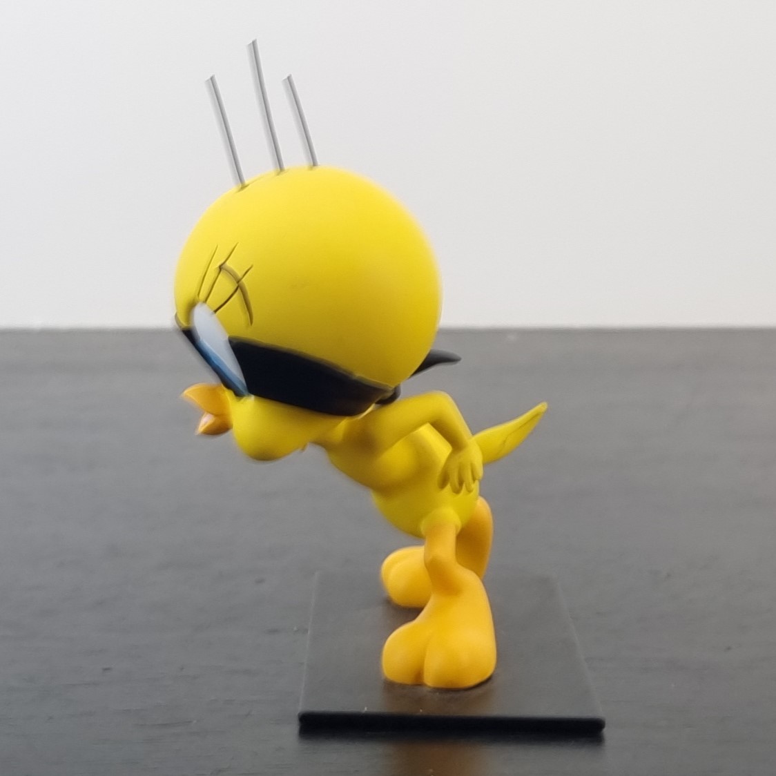 Tweety Bird as a burglar statue _left - Demons & Merveilles Tweety Bird as a burglar statue _left