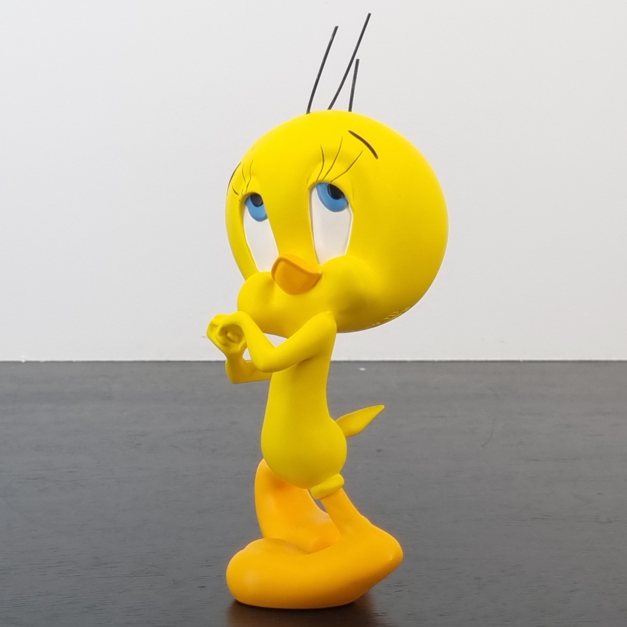 Tweety Bird figurine _left front - Demons & Merveilles Tweety Bird figurine _left front