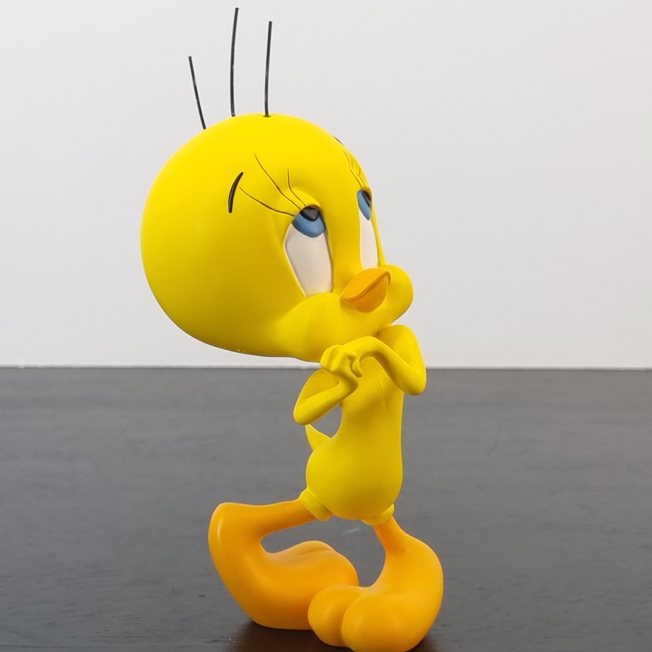 Tweety Bird figurine _right front - Demons & Merveilles Tweety Bird figurine _right front