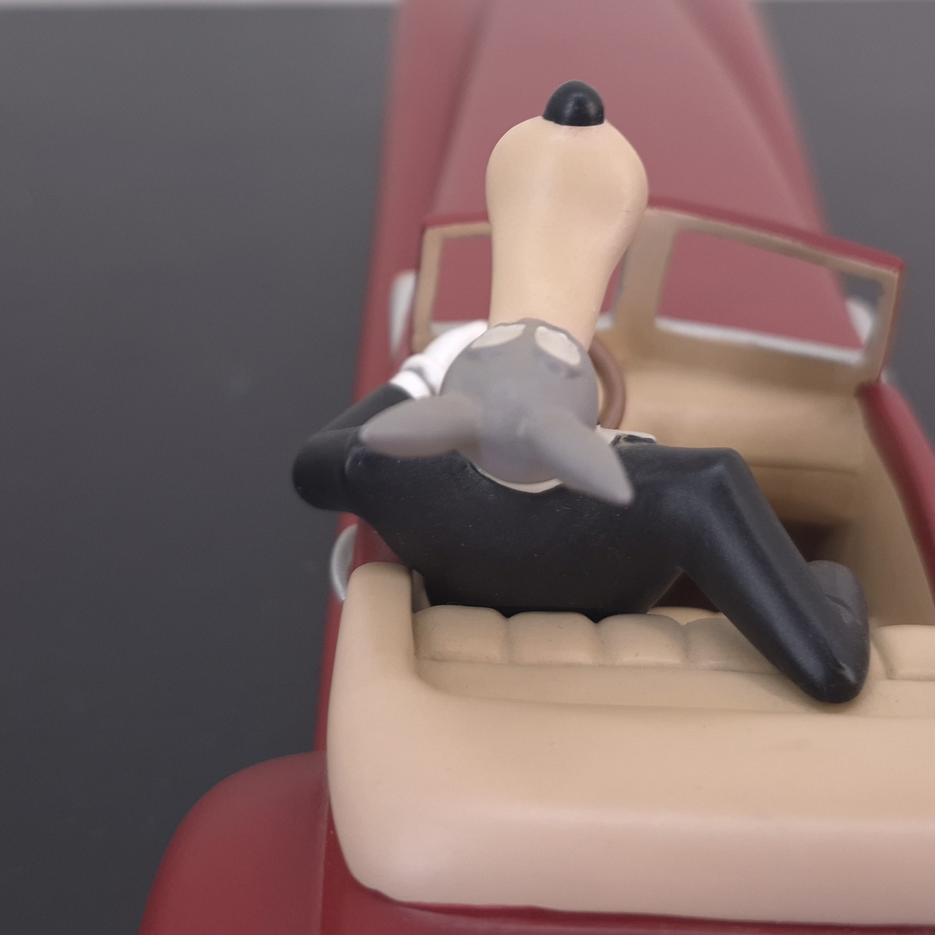 Wolf driving a red limousine statue _detail back - Demons & Merveilles Wolf driving a red limousine statue _detail back