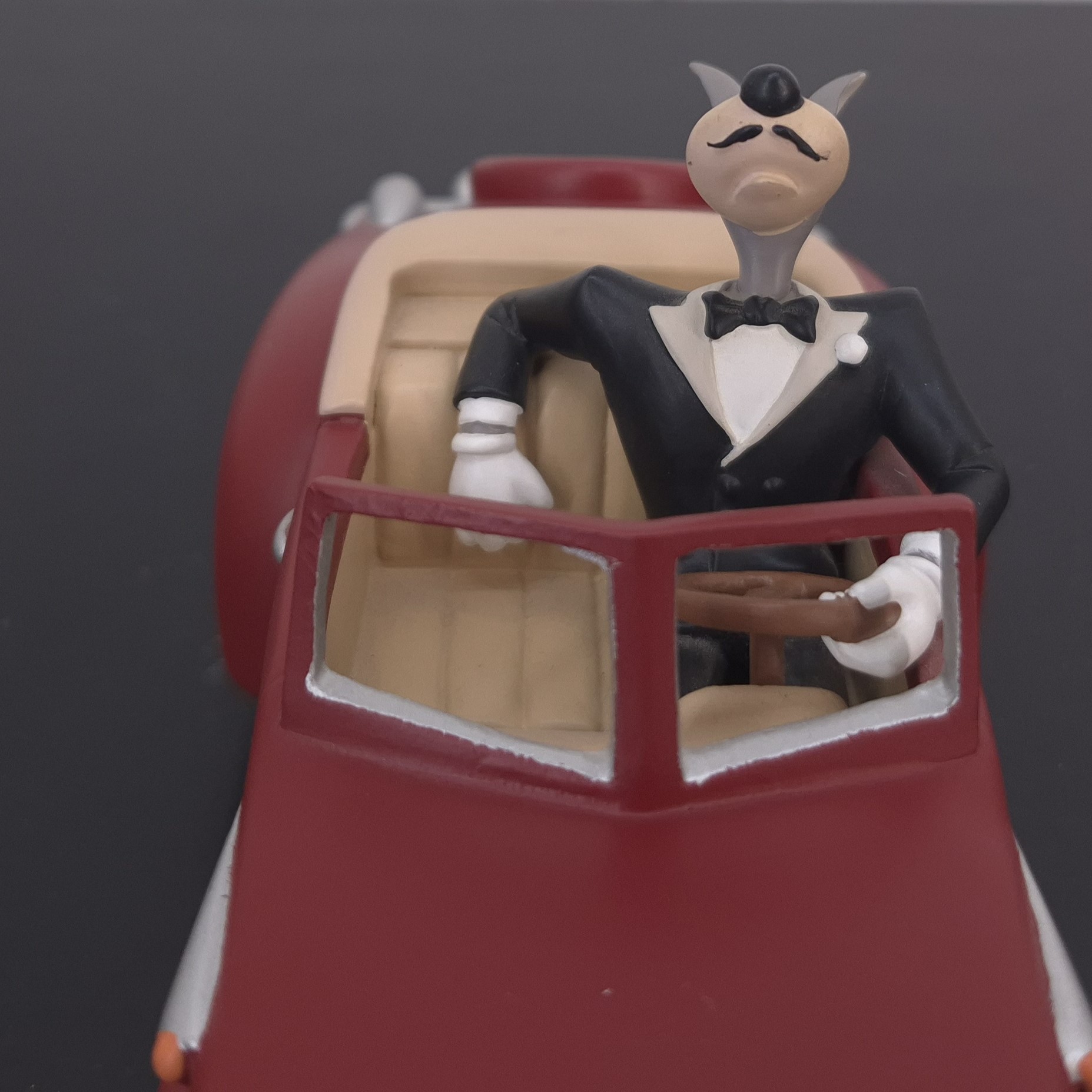 Wolf driving a red limousine statue _detail front - Demons & Merveilles Wolf driving a red limousine statue _detail front