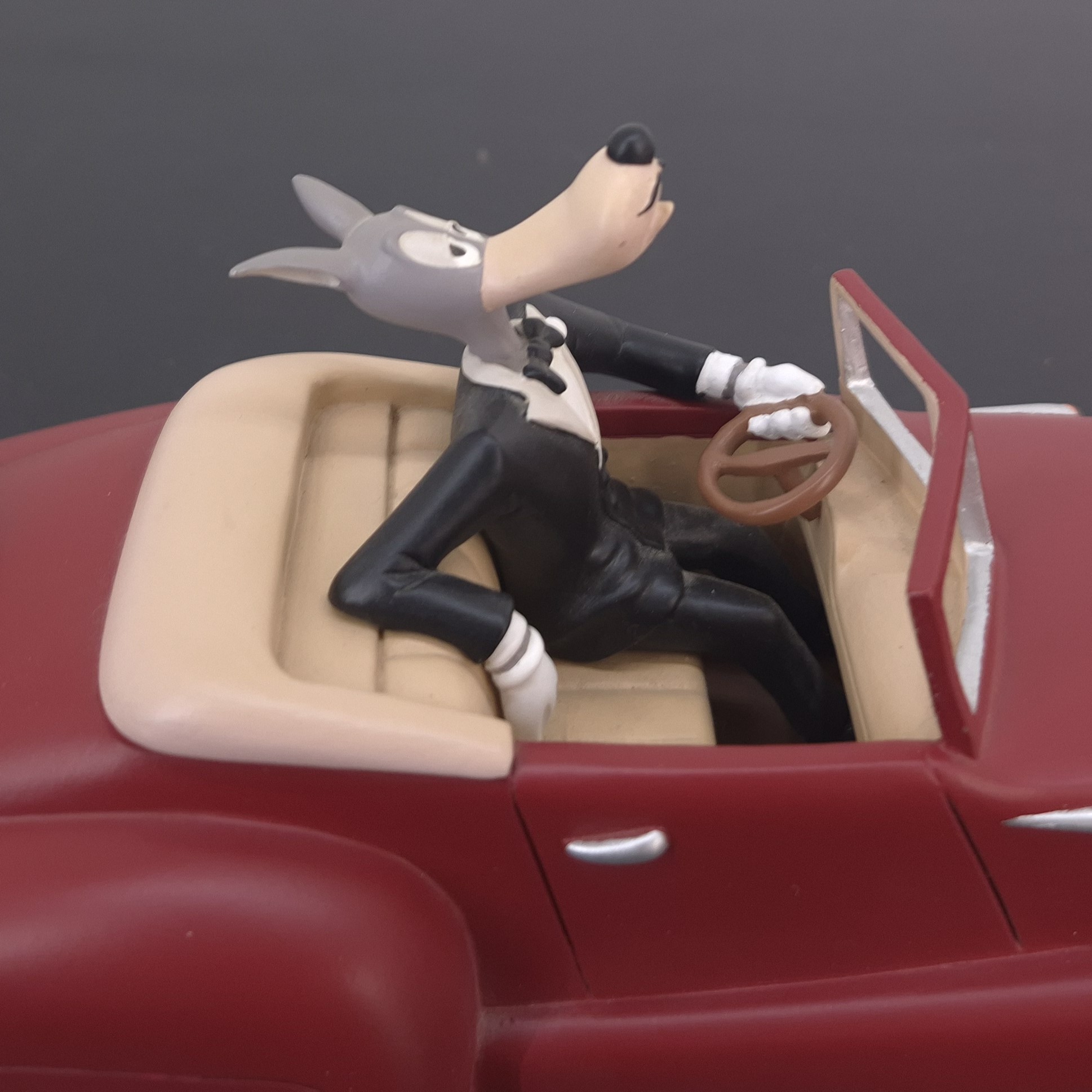 Wolf driving a red limousine statue _detail right - Demons & Merveilles Wolf driving a red limousine statue _detail right