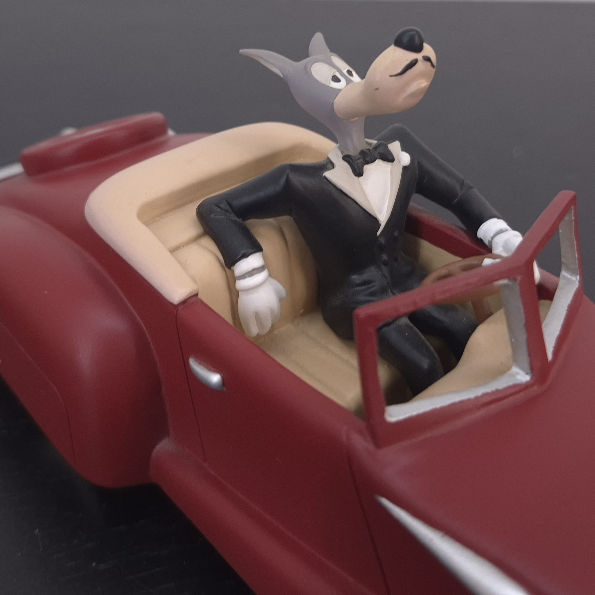Wolf driving a red limousine statue _detail two - Demons & Merveilles Wolf driving a red limousine statue _detail two