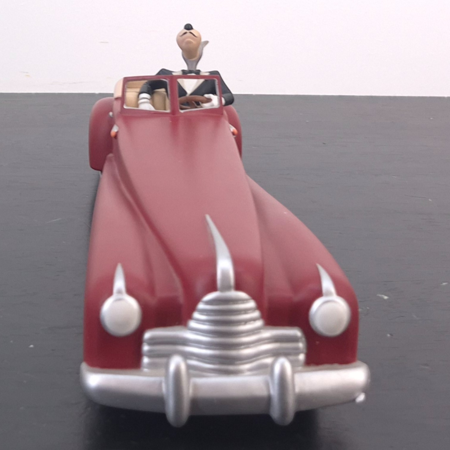 Wolf driving a red limousine statue _front - Demons & Merveilles Wolf driving a red limousine statue _front