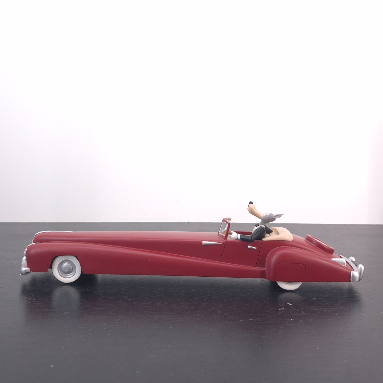 Wolf driving a red limousine statue _left - Demons & Merveilles Wolf driving a red limousine statue _left