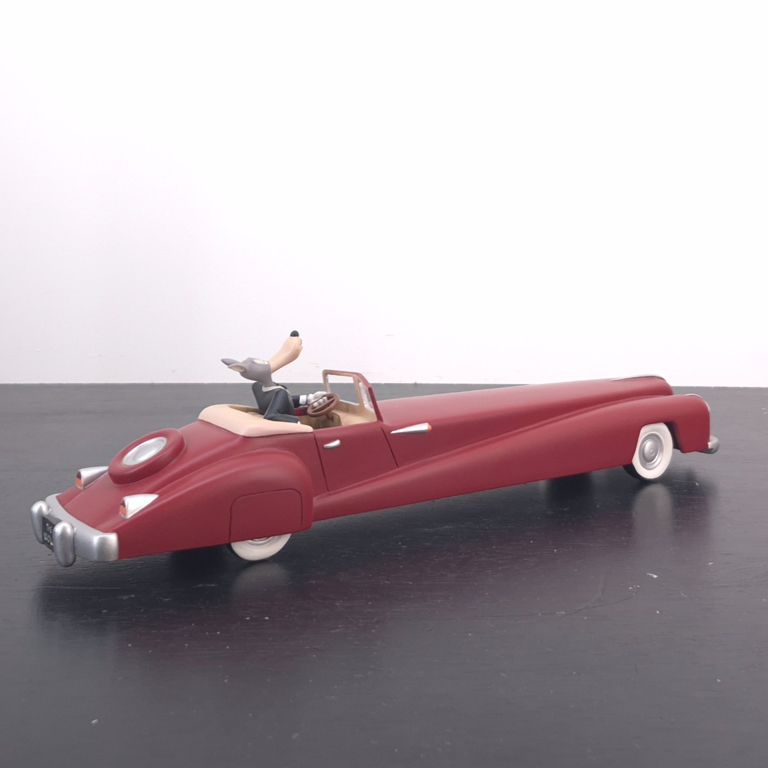 Wolf driving a red limousine statue _right back - Demons & Merveilles Wolf driving a red limousine statue _right back