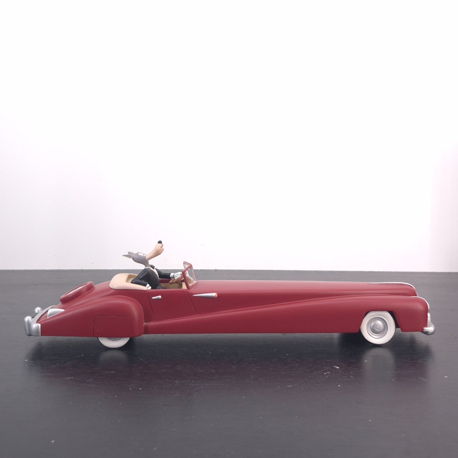 Wolf driving a red limousine statue _right - Demons & Merveilles Wolf driving a red limousine statue _right